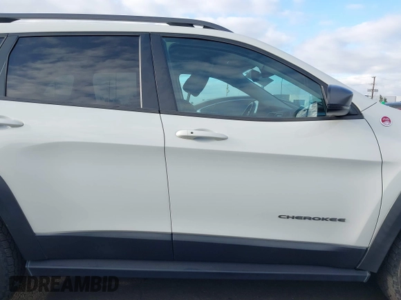 2019 Jeep Cherokee Trailhawk with VIN 1C4PJMBX0KD227083, listed as a IAAI auction lot 42120076 with 118,431 mi miles and . Bid and sale history available at DreamBid. Image 14.