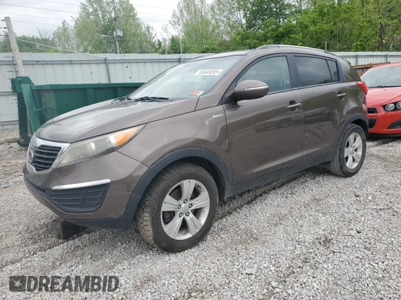 2011 Kia Sportage LX z VIN KNDPBCA24B7057936, wystawiony jako Copart lot #55645095 z przebiegiem 152 923 mil mil oraz Szkoda całkowita • Salvage title. Historia ofert i sprzedaży dostępna na DreamBid. Obrazek 1.