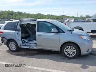 2014 Toyota Sienna XLE z VIN 5TDYK3DC0ES451307, wystawiony jako IAAI lot #42093569 z przebiegiem 105 721 mil mil oraz . Historia ofert i sprzedaży dostępna na DreamBid. Obrazek 14.
