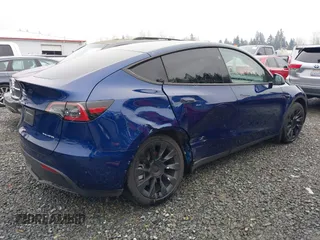 2024 Tesla Model Y Long Range with VIN 7SAYGDEE9RF066607, listed as a IAAI auction lot 40895482 with 9,988 mi miles. Bid and sale history available at carsss.com. Image 4.