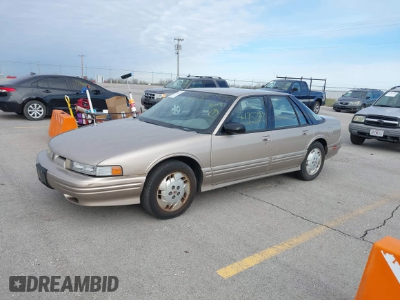 1997 Oldsmobile Cutlass Supreme S z VIN 1G3WH52M4VF303898, wystawiony jako IAAI lot #41853372 z przebiegiem 125 239 mil mil oraz . Historia ofert i sprzedaży dostępna na DreamBid. Obrazek 2.