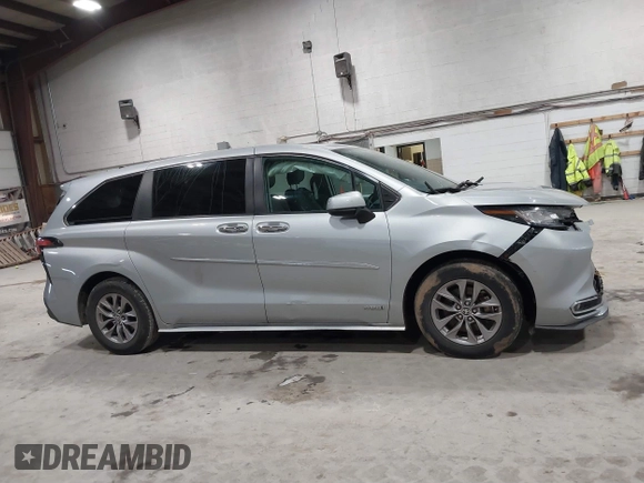 2021 Toyota Sienna XLE with VIN 5TDYRKEC8MS012536, listed as a IAAI auction lot 41690219 with 86,823 mi miles. Bid and sale history available at carsss.com. Image 13.