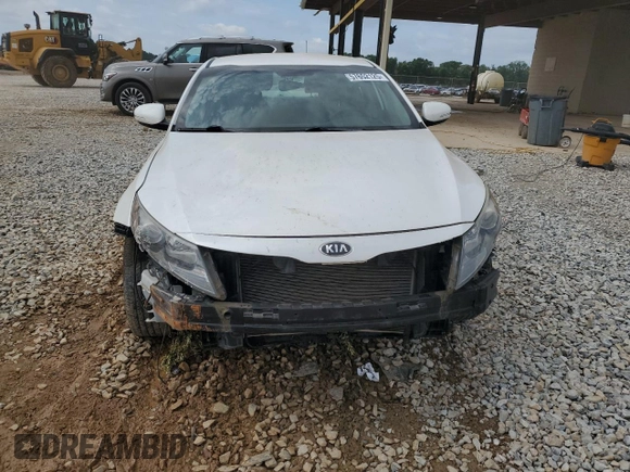 2013 Kia Optima LX z VIN KNAGM4A76D5372356, wystawiony jako Copart lot #57652125 z przebiegiem Nie podano mil oraz Szkoda całkowita • Salvage title. Historia ofert i sprzedaży dostępna na DreamBid. Obrazek 5.