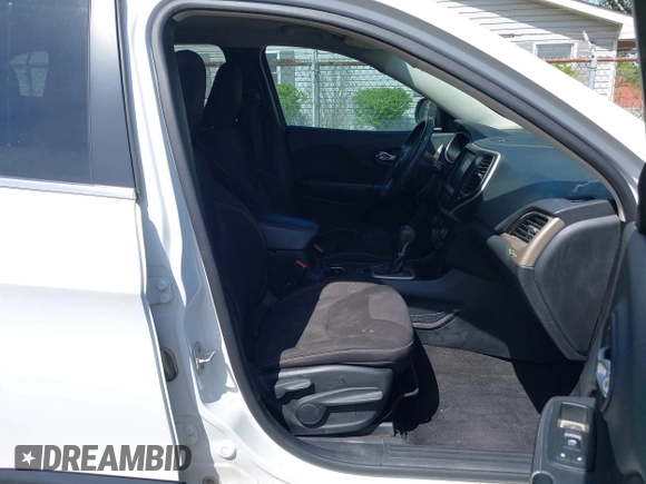 2015 Jeep Cherokee Latitude with VIN 1C4PJLCS3FW670254, listed as a IAAI auction lot 42060659 with 164,291 mi miles. Bid and sale history available at carsss.com. Image 5.