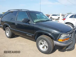 2000 Chevrolet Blazer LS z VIN 1GNCS18W9YK283625, wystawiony jako IAAI lot #42173307 z przebiegiem 49 309 mil mil oraz . Historia ofert i sprzedaży dostępna na DreamBid. Obrazek 1.