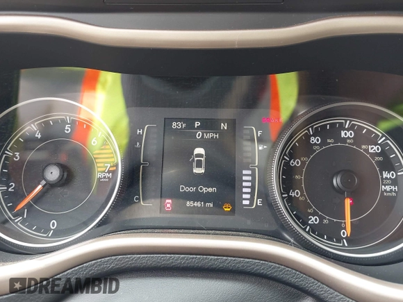 2017 Jeep Cherokee Latitude z VIN 1C4PJLCB6HW542030, wystawiony jako IAAI lot #42306511 z przebiegiem 85 461 mil mil oraz . Historia ofert i sprzedaży dostępna na DreamBid. Obrazek 7.