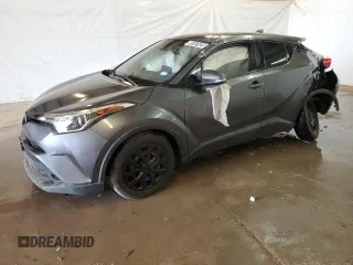 2019 Toyota C-HR XLE z VIN JTNKHMBX0K1025833, wystawiony jako Copart lot #48107425 z przebiegiem 105 399 mil mil oraz Czysty tytuł • Clean title. Historia ofert i sprzedaży dostępna na DreamBid. Obrazek 1.