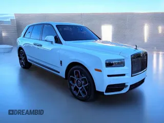 2022 Rolls-Royce Cullinan Black Badge z VIN SLATV8C02NU212XXX, wystawiony jako Copart lot #59257385 z przebiegiem 5245 mil mil oraz Tytuł czysty. Historia ofert i sprzedaży dostępna na DreamBid. Obrazek 1.