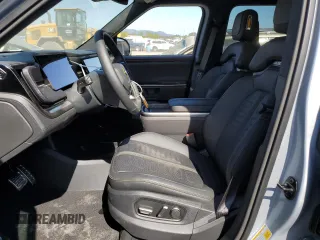 2023 Rivian R1T Adventure z VIN 7FCTGBAA0PN025046, wystawiony jako Copart lot #62502274 z przebiegiem 1385 mil mil oraz Szkody całkowita. Historia ofert i sprzedaży dostępna na DreamBid. Obrazek 7.