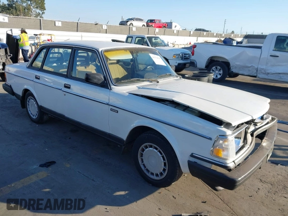 1990 Volvo 240 z VIN YV1AA8846L1429028, wystawiony jako IAAI lot #41370630 z przebiegiem 132 354 mil mil oraz . Historia ofert i sprzedaży dostępna na DreamBid. Obrazek 1.