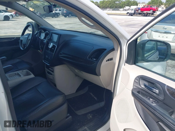 2012 Chrysler Town & Country Touring with VIN 2C4RC1BG9CR251902, listed as a IAAI auction lot 42165738 with 147,218 mi miles. Bid and sale history available at carsss.com. Image 5.