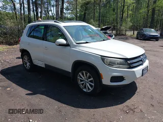 2017 Volkswagen Tiguan Wolfsburg Edition z VIN WVGSV7AX5HK003552, wystawiony jako IAAI lot #41989058 z przebiegiem 109 127 mil mil oraz . Historia ofert i sprzedaży dostępna na DreamBid. Obrazek 1.