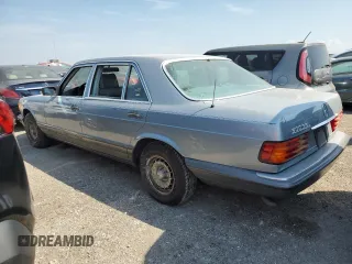 1984 Mercedes-Benz 500 z VIN WDBCA37B9EA072690, wystawiony jako Copart lot #76341244 z przebiegiem Nie podano mil oraz Szkody całkowita. Historia ofert i sprzedaży dostępna na DreamBid. Obrazek 2.