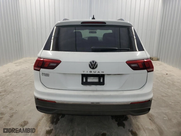 2022 Volkswagen Tiguan S with VIN 3VV1B7AX6NM112942, listed as a Copart auction lot 42647195 with 999,999 mi miles and Clean Title. Bid and sale history available at carsss.com. Image 6.