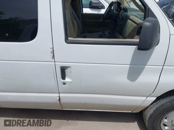2010 Ford Econoline Passenger XL z VIN 1FBNE3BLXADA12591, wystawiony jako IAAI lot #42269872 z przebiegiem 374 820 mil mil oraz . Historia ofert i sprzedaży dostępna na DreamBid. Obrazek 13.