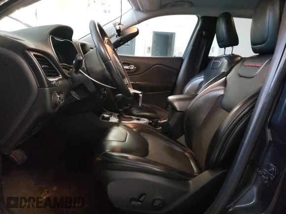 2019 Jeep Cherokee Trailhawk z VIN 1C4PJMBX2KD317917, wystawiony jako Copart lot #61079955 z przebiegiem 94 169 mil mil oraz Czysty tytuł • Clean title. Historia ofert i sprzedaży dostępna na DreamBid. Obrazek 7.