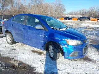 2017 Chevrolet Sonic LT z VIN 1G1JD5SH1H4125109, wystawiony jako IAAI lot #41520521 z przebiegiem 114 927 mil mil oraz . Historia ofert i sprzedaży dostępna na DreamBid. Obrazek 1.