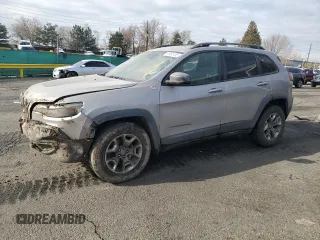 2019 Jeep Cherokee Trailhawk z VIN 1C4PJMBX8KD314746, wystawiony jako Copart lot #51801135 z przebiegiem 124 281 mil mil oraz Szkoda całkowita • Salvage title. Historia ofert i sprzedaży dostępna na DreamBid. Obrazek 1.