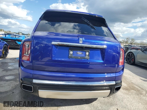 2023 Rolls-Royce Cullinan z VIN SLATV4C00PU216605, wystawiony jako Copart lot #74923524 z przebiegiem 13 428 mil mil oraz Nie do naprawy. Historia ofert i sprzedaży dostępna na DreamBid. Obrazek 6.