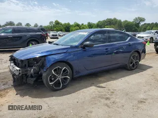2023 Nissan Altima SR z VIN 1N4BL4CV1PN320851, wystawiony jako Copart lot #56220475 z przebiegiem 32 396 mil mil oraz Szkoda całkowita • Salvage title. Historia ofert i sprzedaży dostępna na DreamBid. Obrazek 1.
