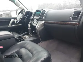2015 Toyota Land Cruiser z VIN JTMHY7AJXF4032502, wystawiony jako IAAI lot #41821254 z przebiegiem 116 722 mil mil oraz . Historia ofert i sprzedaży dostępna na DreamBid. Obrazek 5.