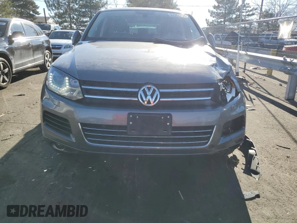 2012 Volkswagen Touareg Lux z VIN WVGEK9BPXCD011322, wystawiony jako Copart lot #87062254 z przebiegiem 110 985 mil mil oraz Szkoda całkowita • Salvage title. Historia ofert i sprzedaży dostępna na DreamBid. Obrazek 5.