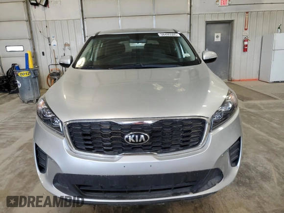 2019 Kia Sorento LX z VIN 5XYPG4A58KG580316, wystawiony jako Copart lot #58495505 z przebiegiem 111 711 mil mil oraz Czysty tytuł • Clean title. Historia ofert i sprzedaży dostępna na DreamBid. Obrazek 5.