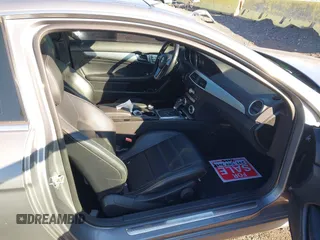2013 Mercedes-Benz C 250 z VIN WDDGJ4HB7DG059283, wystawiony jako IAAI lot #41729557 z przebiegiem 119 419 mil mil oraz . Historia ofert i sprzedaży dostępna na DreamBid. Obrazek 5.