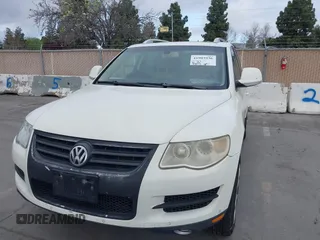 2008 Volkswagen Touareg V6 z VIN WVGBE77L38D033206, wystawiony jako IAAI lot #41903936 z przebiegiem Nie podano mil oraz . Historia ofert i sprzedaży dostępna na DreamBid. Obrazek 6.