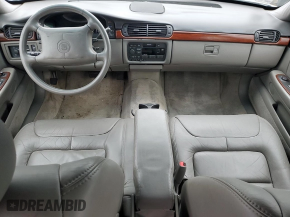 1999 Cadillac DeVille z VIN 1G6KD54Y2XU807846, wystawiony jako Copart lot #53070705 z przebiegiem Nie podano mil oraz Czysty tytuł • Clean title. Historia ofert i sprzedaży dostępna na DreamBid. Obrazek 8.