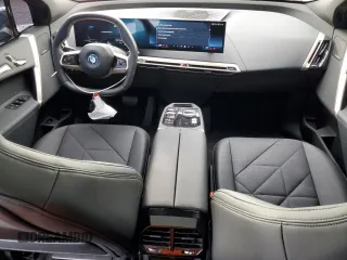 2024 BMW iX xDrive50 z VIN WB523CF02RCS04556, wystawiony jako Copart lot #46817195 z przebiegiem 7 915 mil mil oraz Czysty tytuł • Clean title. Historia ofert i sprzedaży dostępna na DreamBid. Obrazek 8.