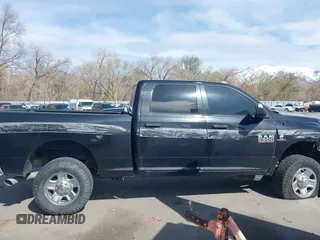 2018 Ram 2500 Tradesman z VIN 3C6UR5CL5JG359438, wystawiony jako IAAI lot #39767267 z przebiegiem 148 103 mil mil oraz . Historia ofert i sprzedaży dostępna na DreamBid. Obrazek 13.