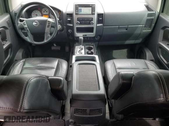 2015 Nissan Titan SV z VIN 1N6AA0EC5FN513631, wystawiony jako Copart lot #61260425 z przebiegiem 160 408 mil mil oraz Szkoda całkowita • Salvage title. Historia ofert i sprzedaży dostępna na DreamBid. Obrazek 8.