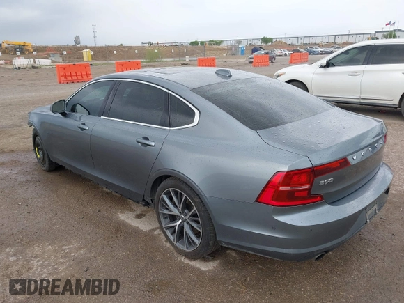 2018 Volvo S90 Momentum z VIN LVY982AK1JP025728, wystawiony jako IAAI lot #41930159 z przebiegiem 80 056 mil mil oraz . Historia ofert i sprzedaży dostępna na DreamBid. Obrazek 3.