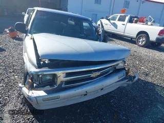 1994 Chevrolet S-10 LS with VIN 1GCCS19ZXR8233932, listed as a IAAI auction lot 41072044 with 171,666 mi miles. Bid and sale history available at carsss.com. Image 6.