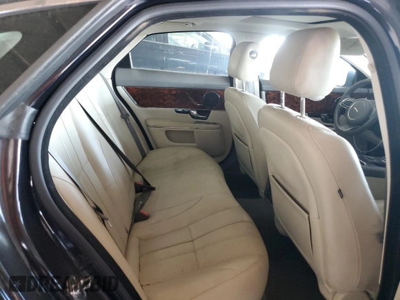 2013 Jaguar XJ z VIN SAJWA1C77D8V40055, wystawiony jako Copart lot #60461395 z przebiegiem 102 709 mil mil oraz Czysty tytuł • Clean title. Historia ofert i sprzedaży dostępna na DreamBid. Obrazek 10.