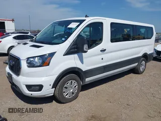 2024 Ford Transit Passenger XL z VIN 1FBAX2Y86RKA08969, wystawiony jako IAAI lot #42265593 z przebiegiem 27 690 mil mil oraz . Historia ofert i sprzedaży dostępna na DreamBid. Obrazek 2.