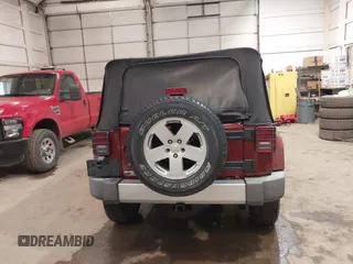 2008 Jeep Wrangler Unlimited Sahara z VIN 1J4GA59178L514002, wystawiony jako IAAI lot #41949717 z przebiegiem Nie podano mil oraz . Historia ofert i sprzedaży dostępna na DreamBid. Obrazek 16.