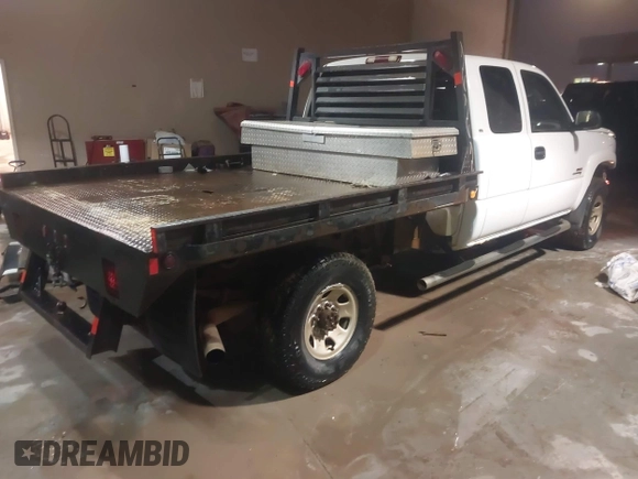 2004 Chevrolet Silverado 3500 z VIN 1GCHK39284E265681, wystawiony jako IAAI lot #41435024 z przebiegiem 305 340 mil mil oraz . Historia ofert i sprzedaży dostępna na DreamBid. Obrazek 4.