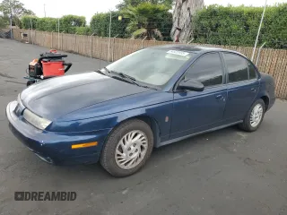 1998 Saturn SL z VIN 1G8ZK5277WZ174641, wystawiony jako Copart lot #54620995 z przebiegiem 109 742 mil mil oraz Szkody całkowita. Historia ofert i sprzedaży dostępna na DreamBid. Obrazek 1.
