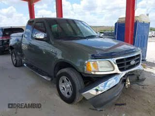2002 Ford F-150 XL z VIN 2FTRX07L82CA55701, wystawiony jako IAAI lot #41966222 z przebiegiem 103 226 mil mil oraz . Historia ofert i sprzedaży dostępna na DreamBid. Obrazek 1.