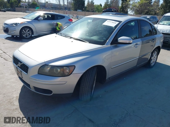 2007 Volvo S40 2.4L with VIN YV1MS390372260353, listed as a IAAI auction lot 41973668 with 161,420 mi miles. Bid and sale history available at carsss.com. Image 2.