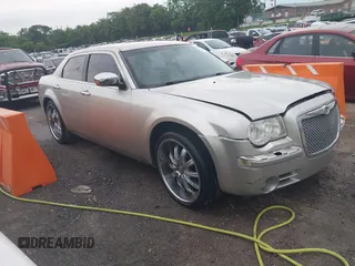 2005 Chrysler 300 Touring z VIN 2C3JA53G15H137480, wystawiony jako IAAI lot #42286989 z przebiegiem 210 077 mil mil oraz . Historia ofert i sprzedaży dostępna na DreamBid. Obrazek 1.
