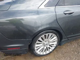 2015 Lincoln MKZ z VIN 3LN6L2J90FR616800, wystawiony jako IAAI lot #41683401 z przebiegiem 92 239 mil mil oraz . Historia ofert i sprzedaży dostępna na DreamBid. Obrazek 19.