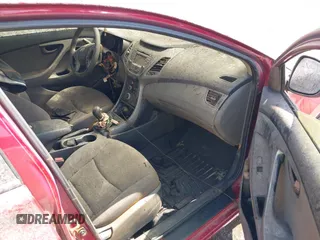 2015 Hyundai Elantra SE z VIN 5NPDH4AE1FH599305, wystawiony jako IAAI lot #42082653 z przebiegiem Nie podano mil oraz . Historia ofert i sprzedaży dostępna na DreamBid. Obrazek 5.