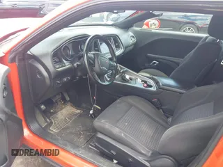2019 Dodge Challenger SXT z VIN 2C3CDZGG8KH684646, wystawiony jako IAAI lot #41839611 z przebiegiem 113 962 mil mil oraz . Historia ofert i sprzedaży dostępna na DreamBid. Obrazek 5.
