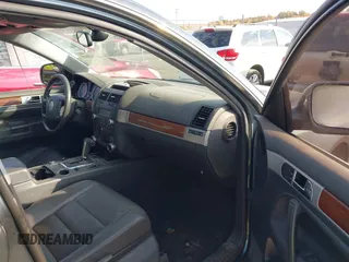 2007 Volkswagen Touareg V6 z VIN WVGZE77LX7D002354, wystawiony jako IAAI lot #40733969 z przebiegiem 106 526 mil mil oraz . Historia ofert i sprzedaży dostępna na DreamBid. Obrazek 5.