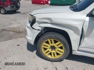 2013 Toyota 4Runner SR5 z VIN JTEBU5JR3D5135548, wystawiony jako IAAI lot #42279172 z przebiegiem 288 613 mil mil oraz . Historia ofert i sprzedaży dostępna na DreamBid. Obrazek 6.