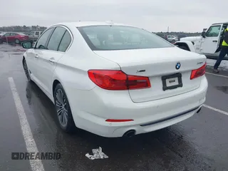 2018 BMW 5 Series 530i xDrive z VIN WBAJA7C52JWC75823, wystawiony jako IAAI lot #41544671 z przebiegiem 138 327 mil mil oraz . Historia ofert i sprzedaży dostępna na DreamBid. Obrazek 3.