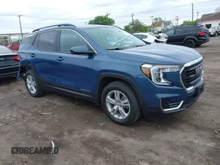 2024 GMC Terrain SLE z VIN 3GKALTEG3RL136419, wystawiony jako IAAI lot #42237657 z przebiegiem 21 351 mil mil oraz . Historia ofert i sprzedaży dostępna na DreamBid. Obrazek 1.